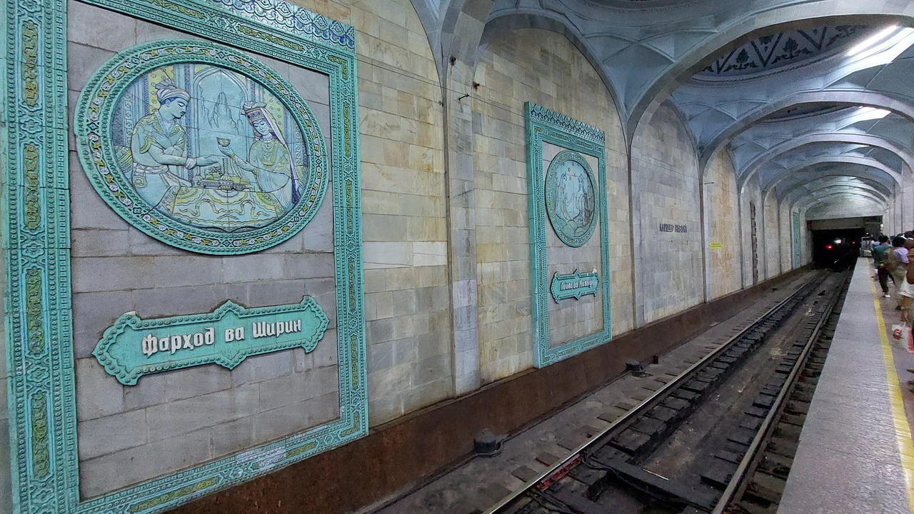Interno di un tunnel ferroviario con decorazioni tradizionali. Interno di un tunnel ferroviario con decorazioni tradizionali.