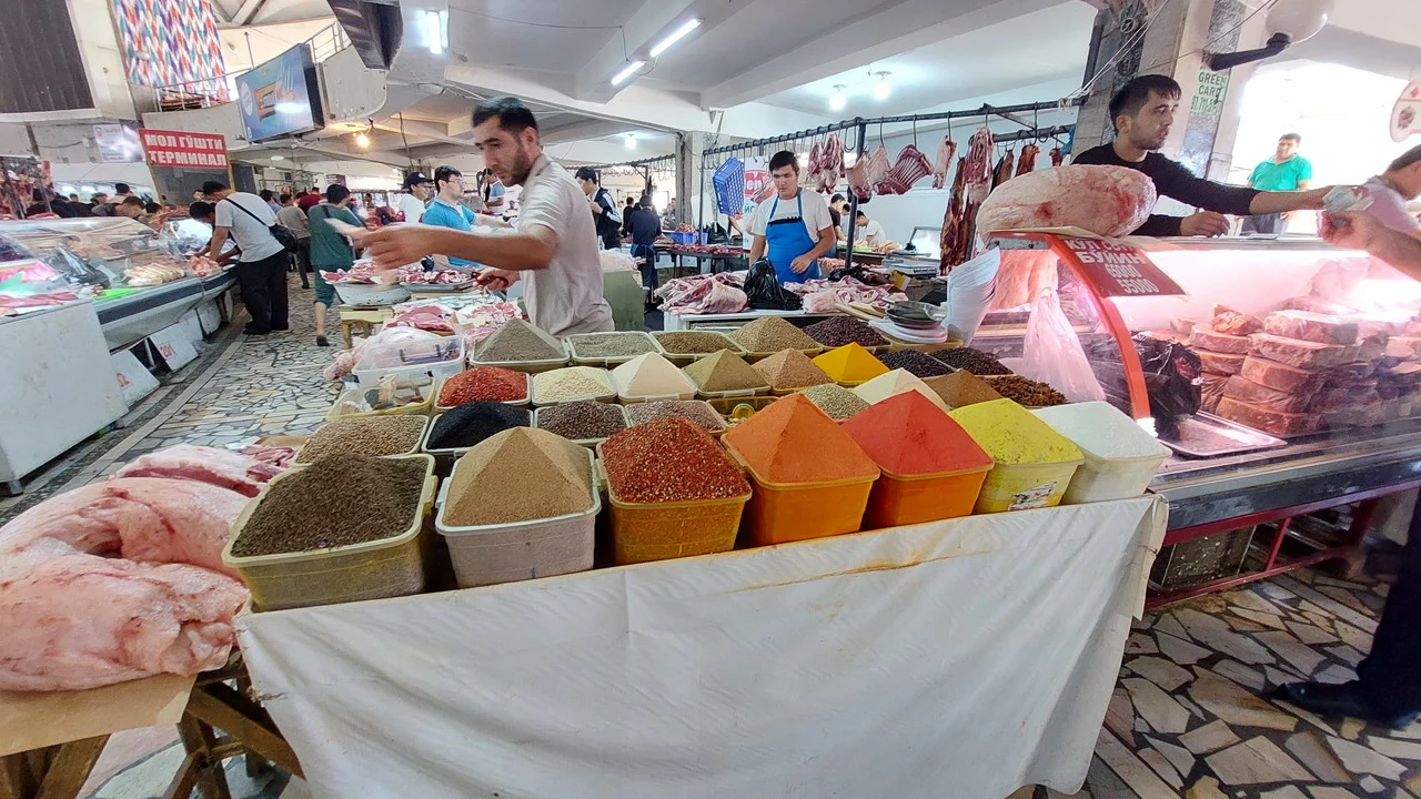 Mercato di carne e prodotti alimentari in un mercato in Asia Centrale.