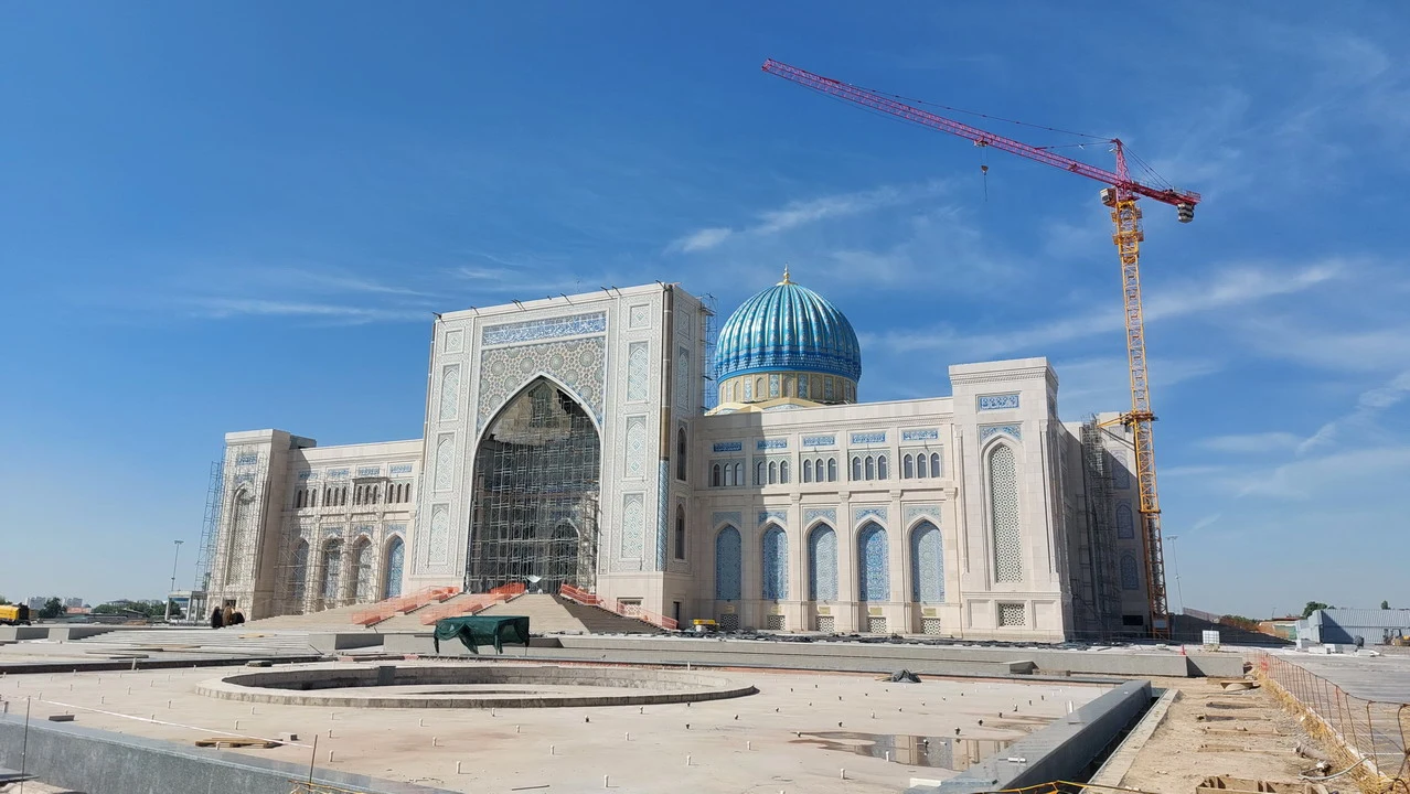 La costruzione della Grande Moschea del Tashkent in Asia Centrale.