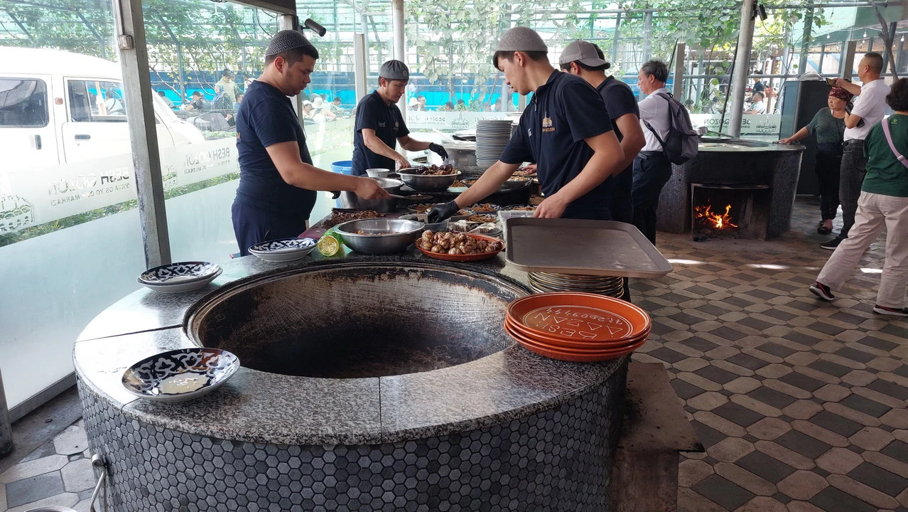 Cucina tradizionale all'aperto in Asia Centrale con cibo cucinato su fornaci.