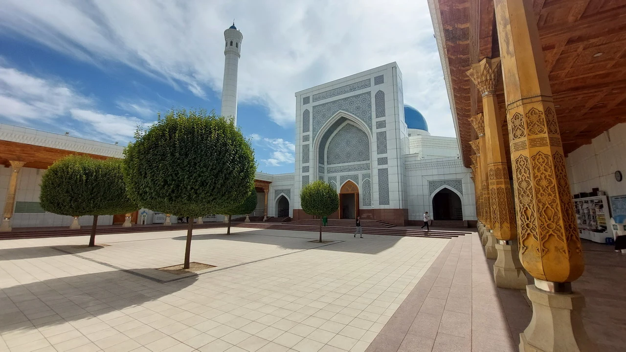 Vista esterna della moschea a Tashkent con un cortile ampio e dettagli architettonici ricchi.