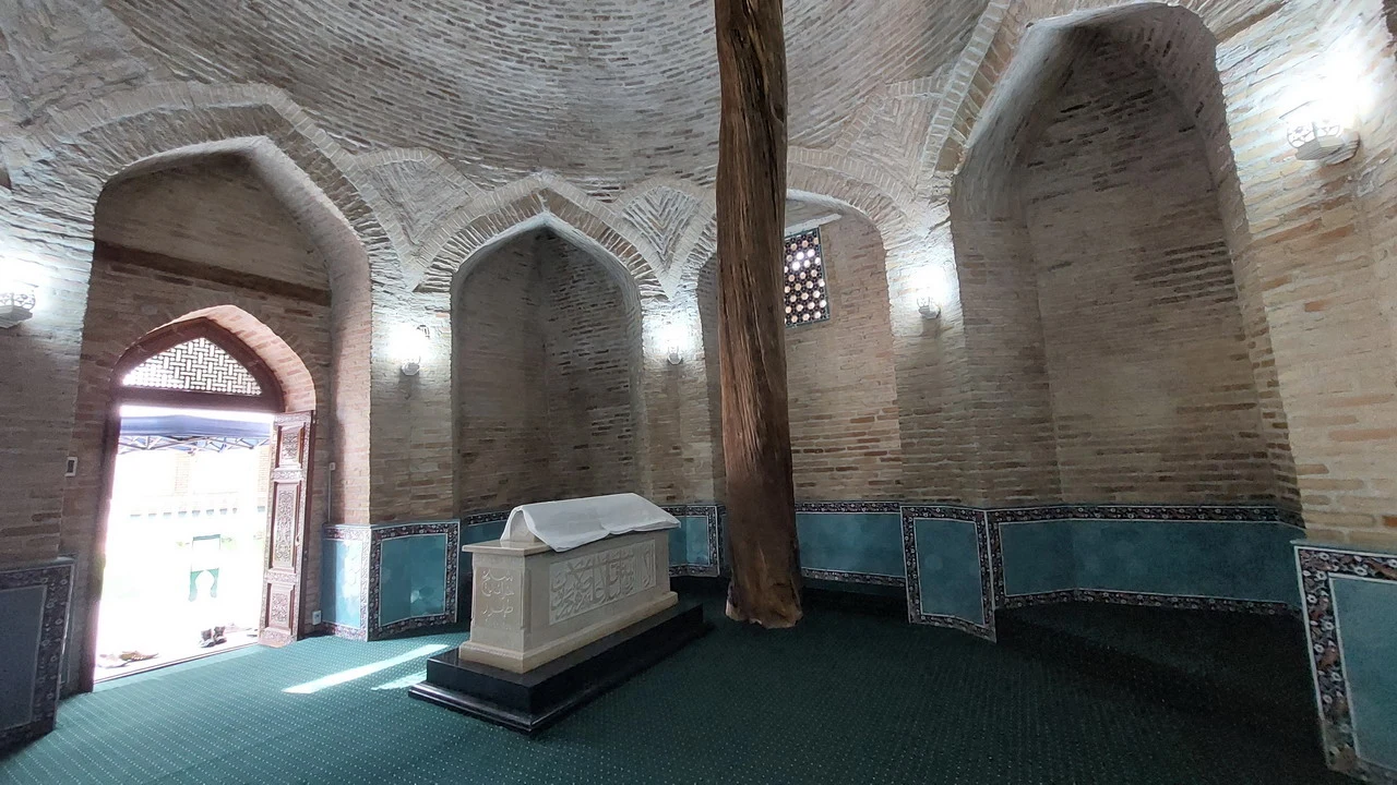 Mausoleo di Shaykh Hovendi nel contesto architettonico dell'Asia Centrale.