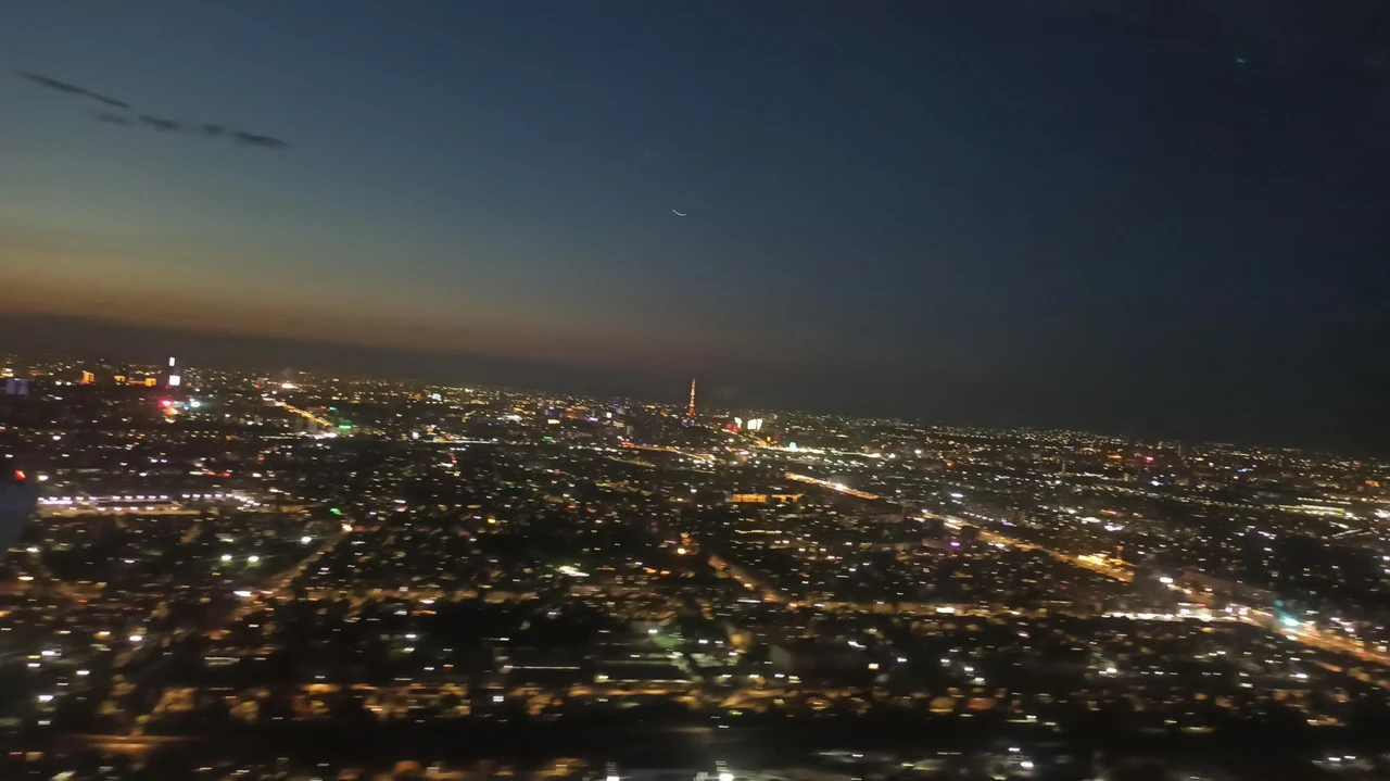 Panorama notturna della città di Tashkent vista di notte.