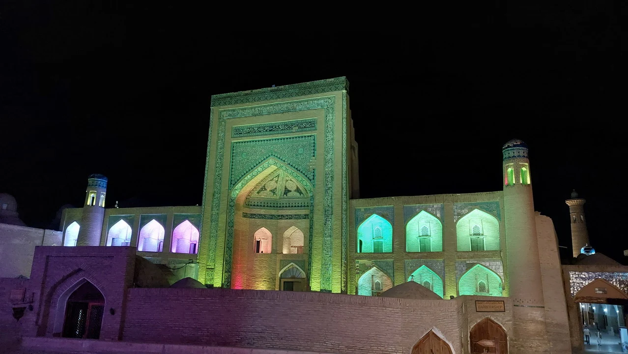 Architettura storica illuminata di notte in Asia Centrale.