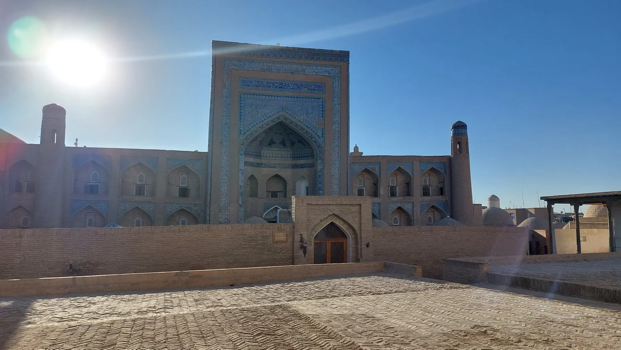 Cortile interno di una madrasa storica in Asia Centrale.