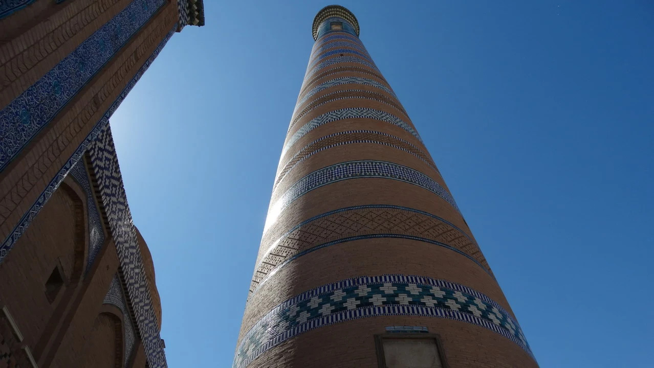 Minareto di mattoni con decorazioni blu e bianche in Uzbekistan.