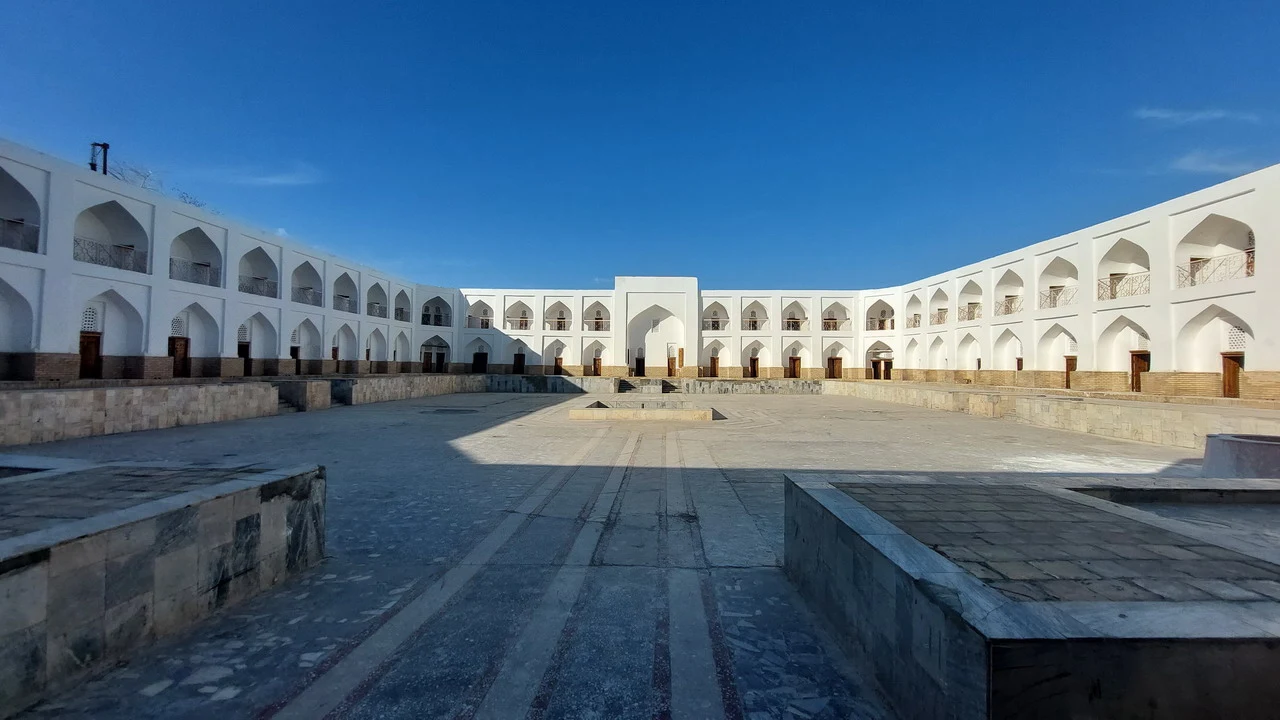 Cortile interno di un complesso architettonico tradizionale in Asia Centrale.