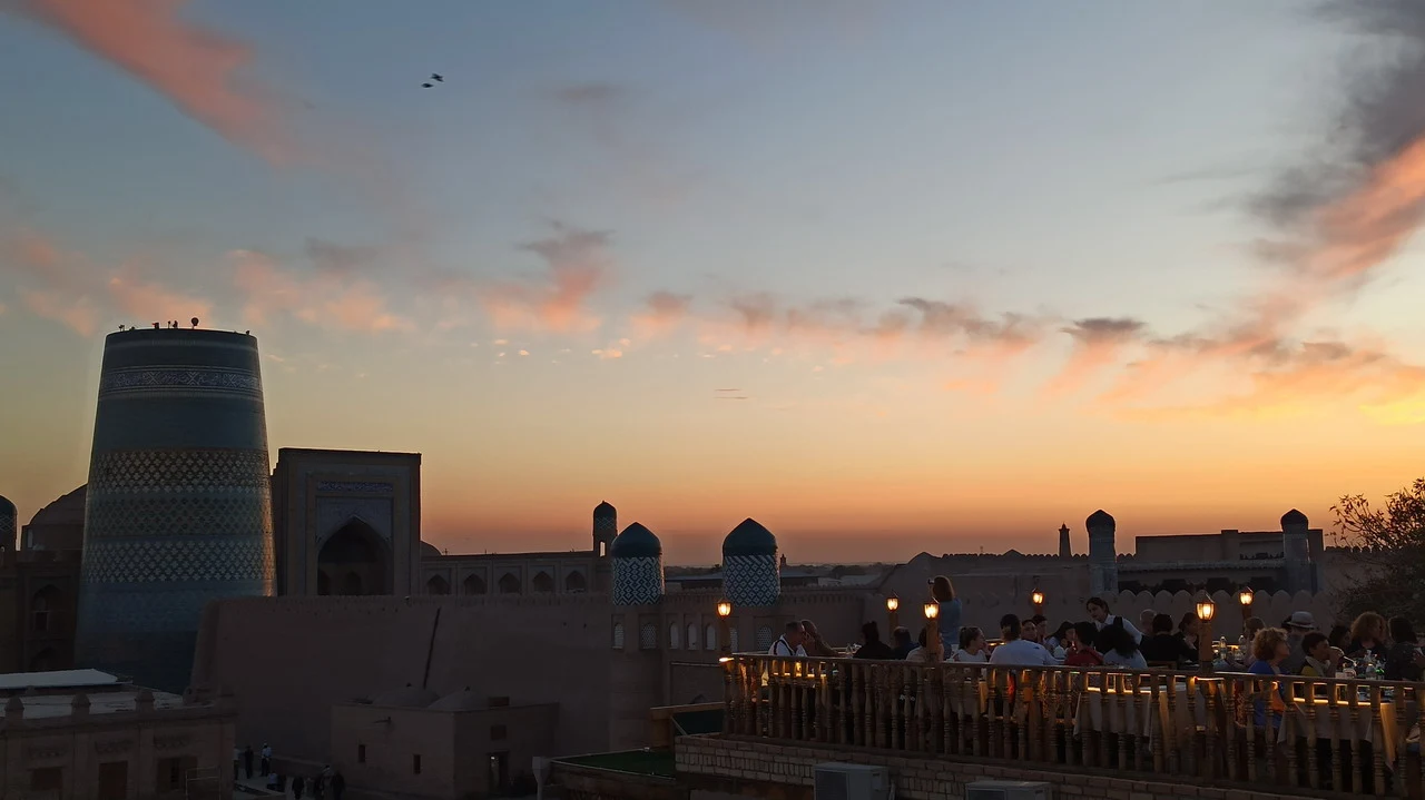 Vista del tramonto su una città storica in Asia Centrale.