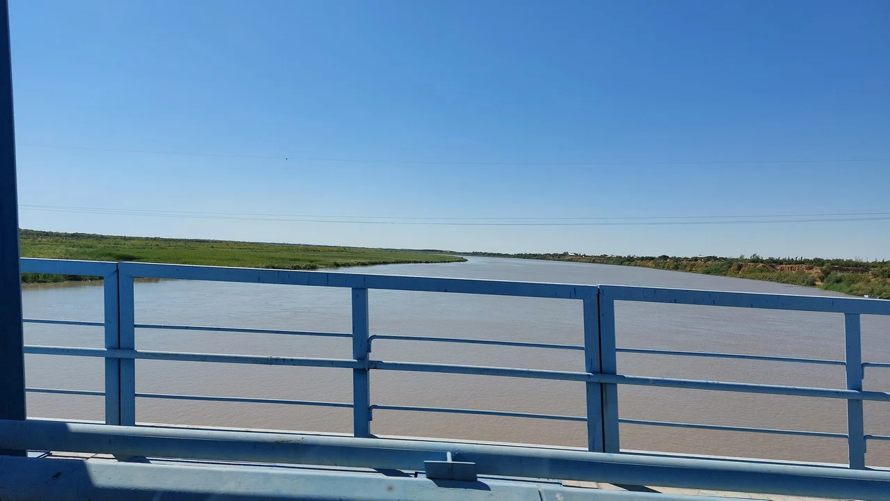 Il fiume Amu Darya scorre sotto un ponte in una regione dell'Asia Centrale.