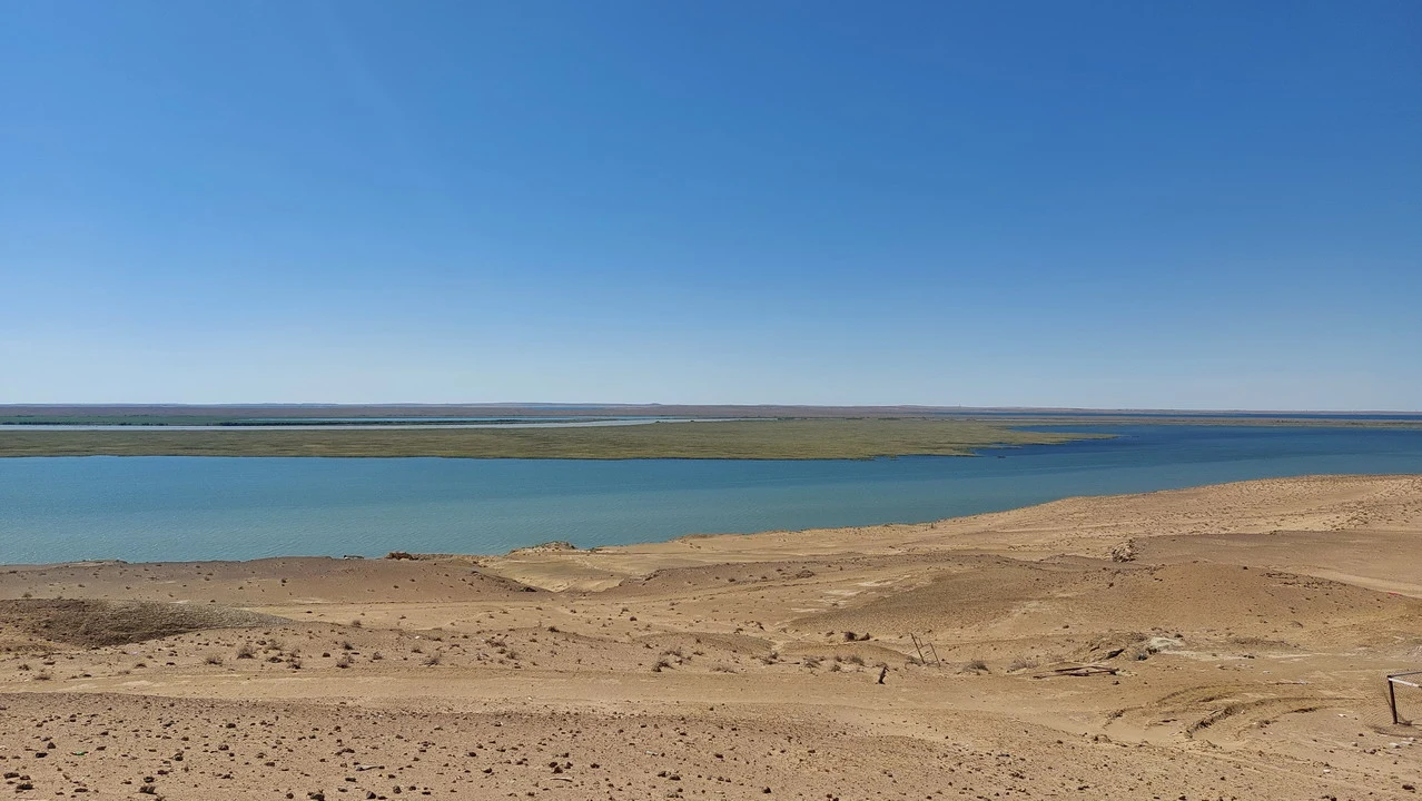 Vista del bacino dell'Amu Darya con terreno secco in primo piano.