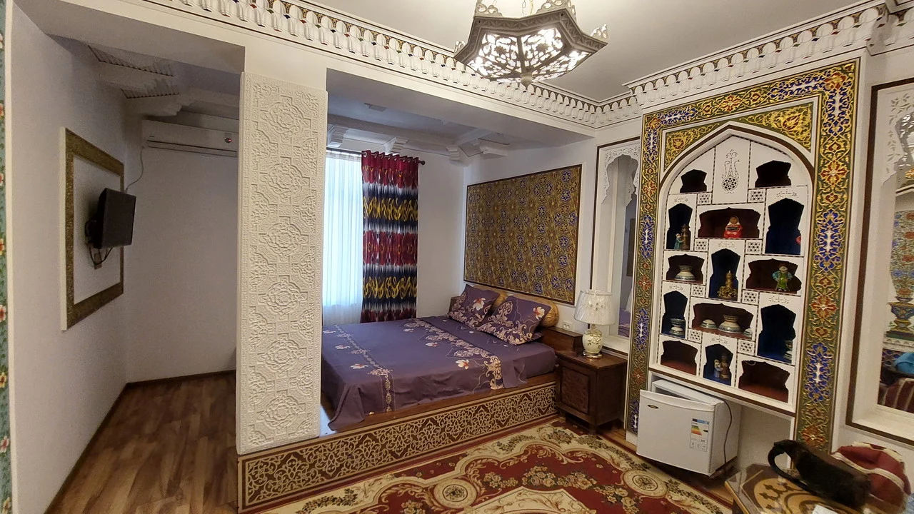 Interno di una stanza d'albergo tradizionale in Asia Centrale.