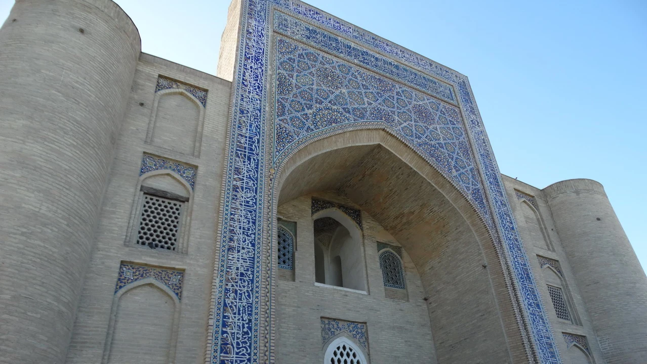 Architettura islamica decorata in mattoni blu e bianchi.