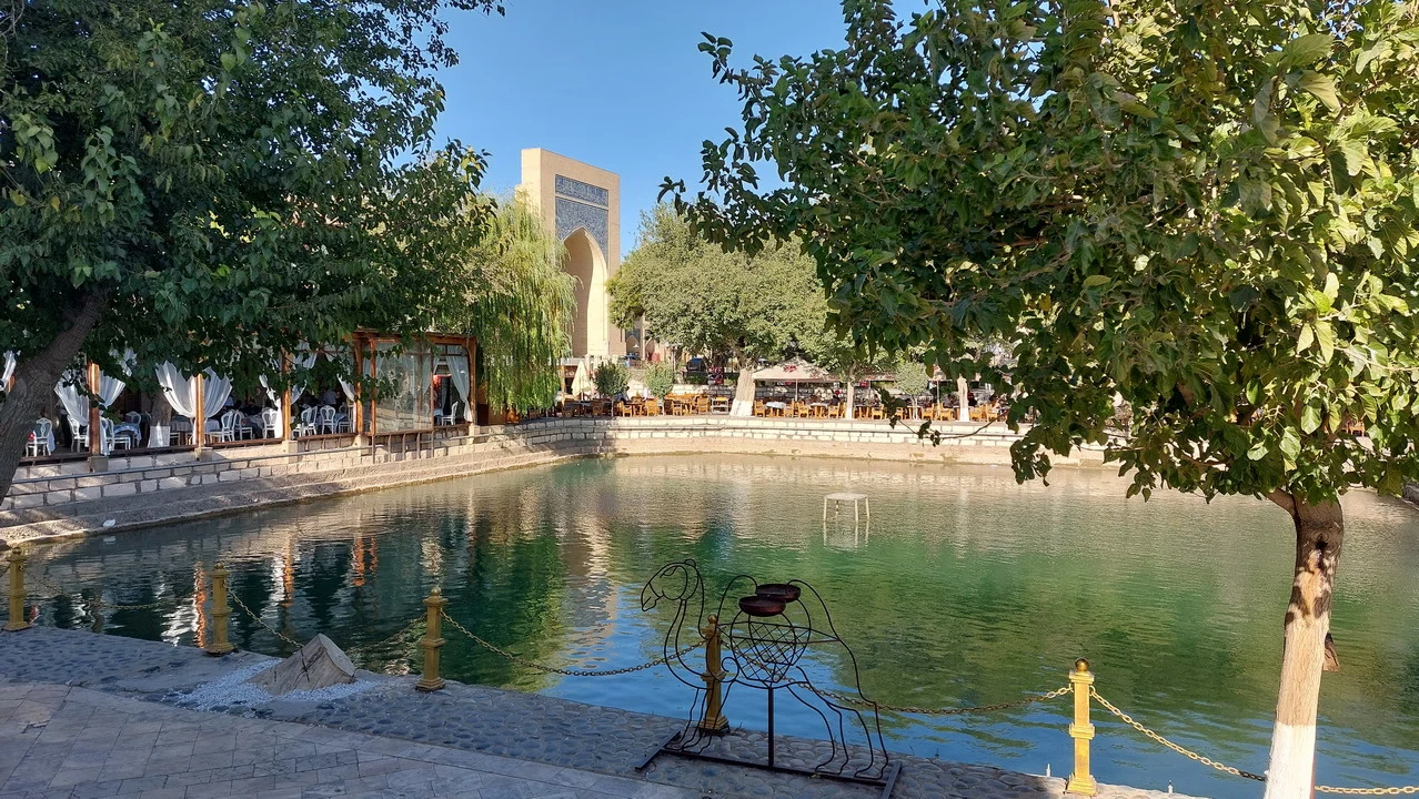 Un giardino con acqua e alberi in una città dell'Asia Centrale.