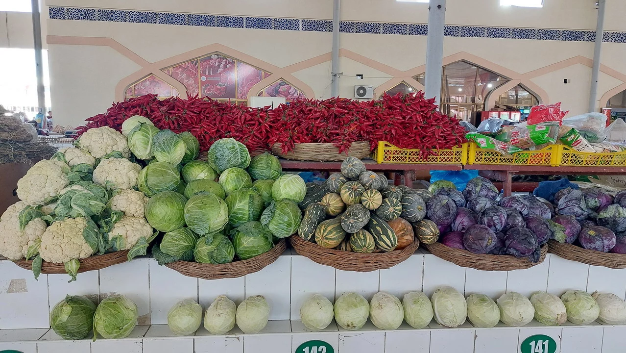 Mercato con frutta e verdura esposta in un mercato in Asia Centrale. Mercato con frutta e verdura esposta in un mercato in Asia Centrale.