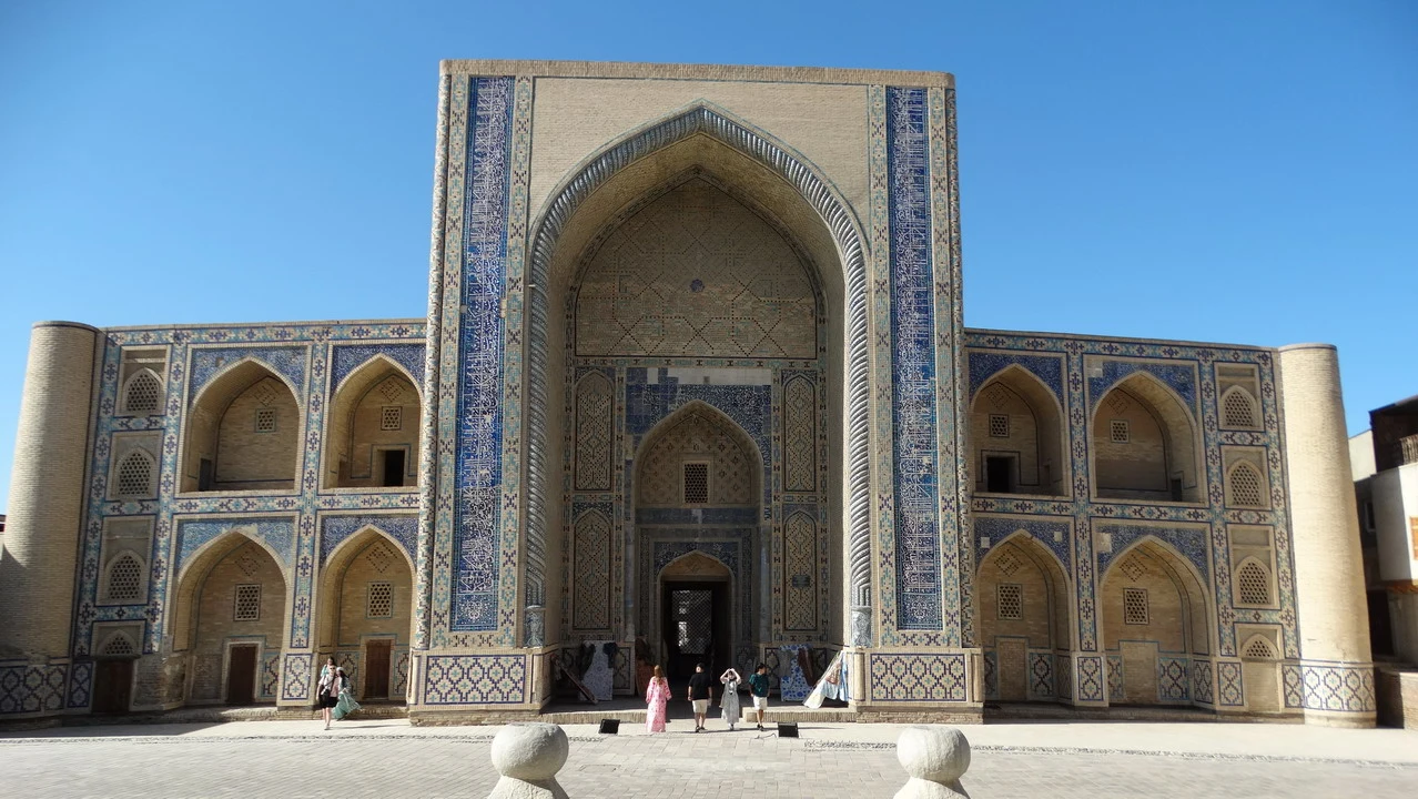 Facciata decorata di un edificio storico in stile islamico.