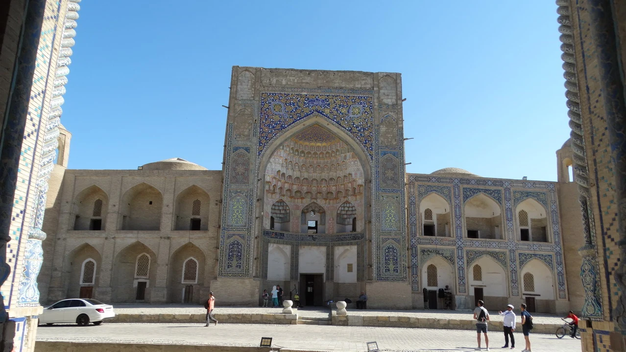 Vista esterna della Medrese di Bukhara con dettagli architettonici ricchi di decorazioni.