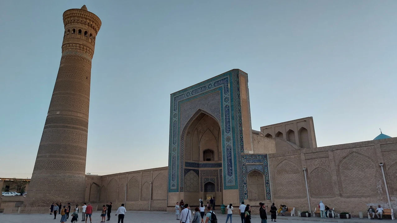 Una minareto e una moschea in mattoni in Uzbekistan.