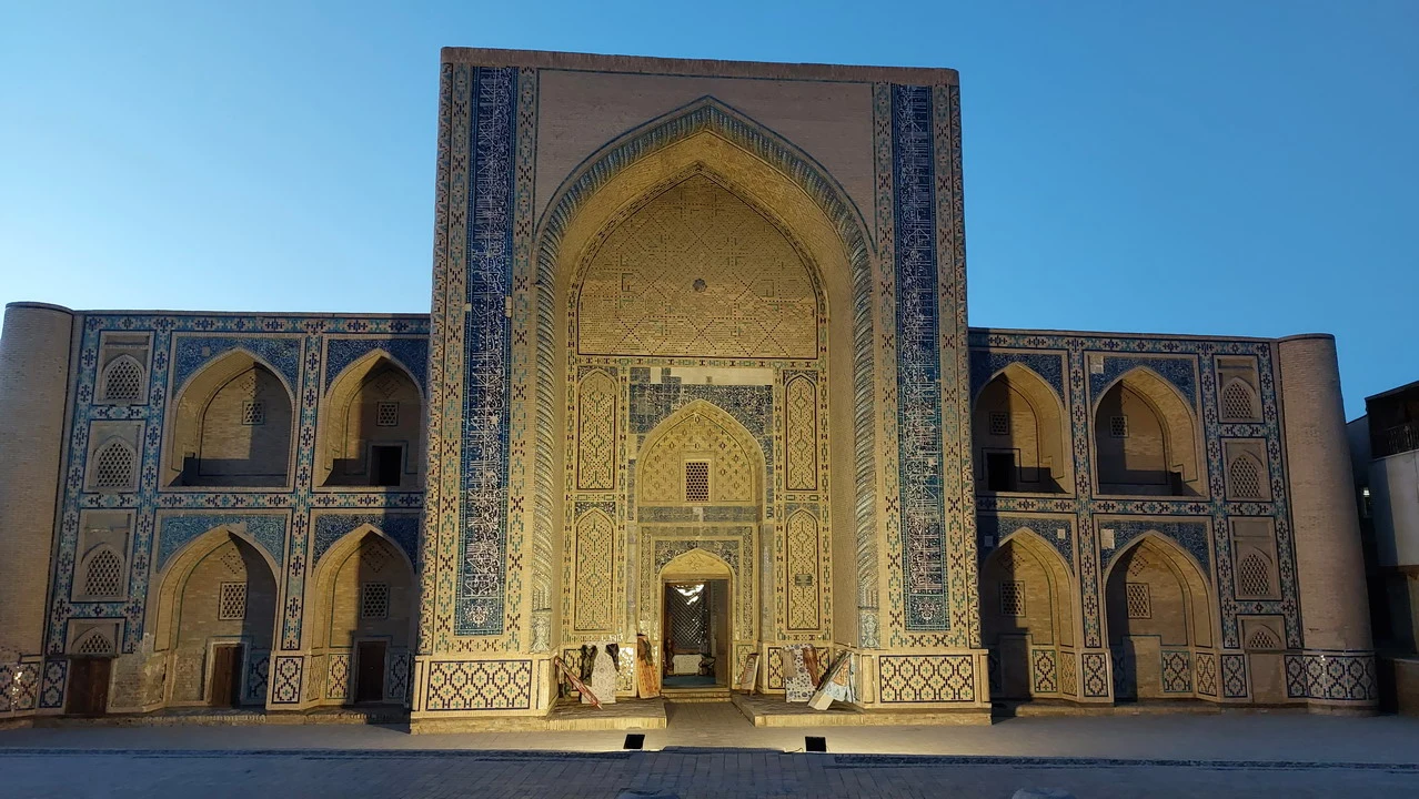 Porta imponente con decorazioni in mattoni blu e oro in Uzbekistan. Porta imponente con decorazioni in mattoni blu e oro in Uzbekistan.