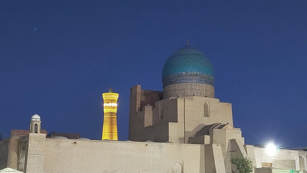 Minareto e cupola di un edificio storico in Asia Centrale.