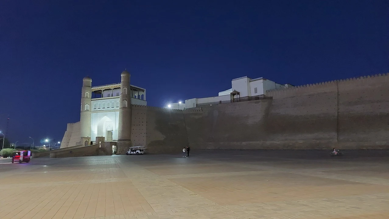 Mura di cinta storica illuminata di notte in Asia Centrale.