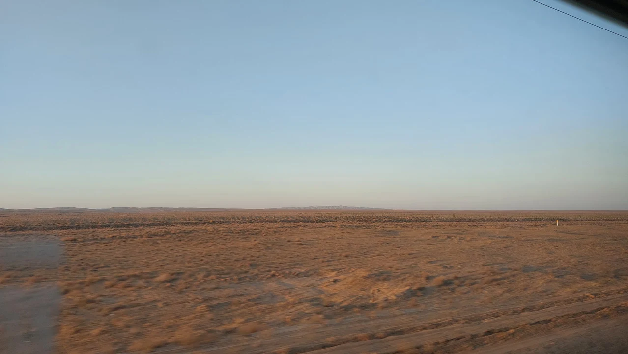 Paesaggio vasto del deserto durante un viaggio in Asia Centrale.