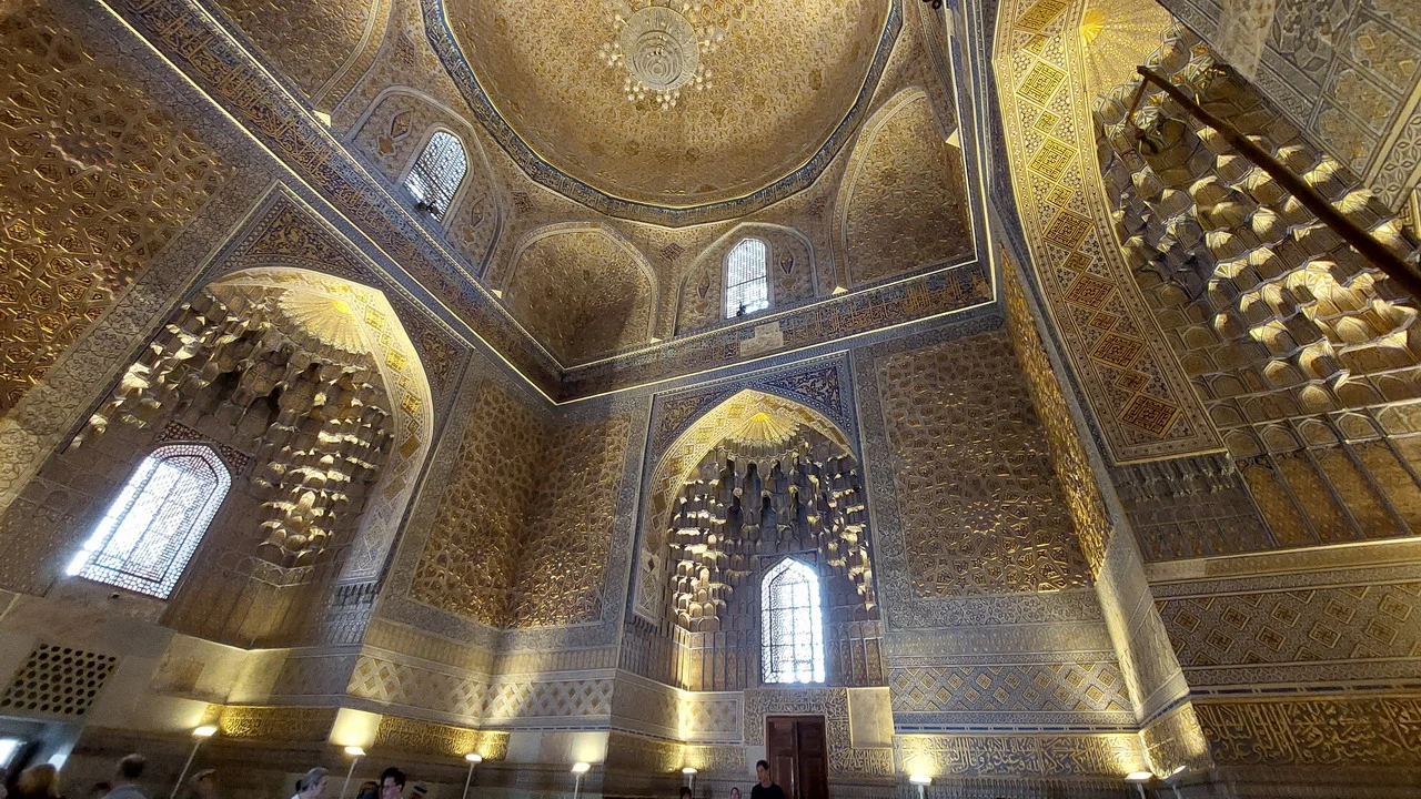 Interno dorato del mausoleo di Gur-e-Amir a Samarcanda. Interno dorato del mausoleo di Gur-e-Amir a Samarcanda.