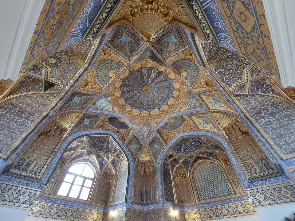 Interno decorato del mausoleo di Samarcanda con soffitti elaborati e decorazioni a mosaico.