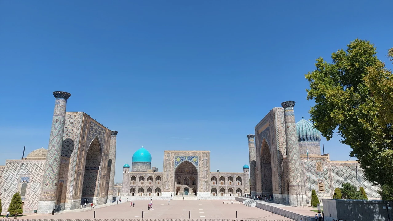La piazza del Registan a Samarcanda con i suoi imponenti edifici.