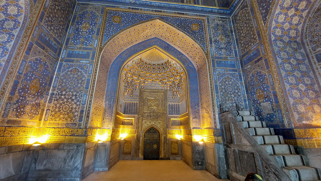 Interno decorato di un edificio storico in stile islamico con decorazioni elaborate.