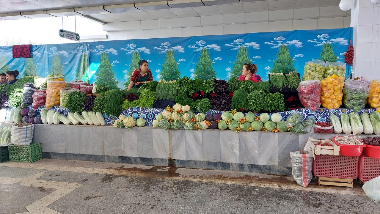 Un assortimento di verdure fresche è esposto in un mercato all'aperto.