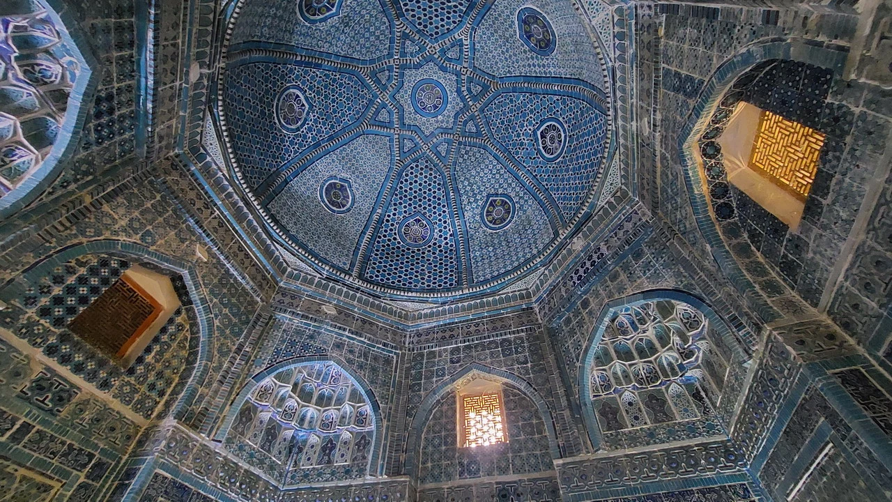 Interno decorato di un edificio storico con cupole intricate.