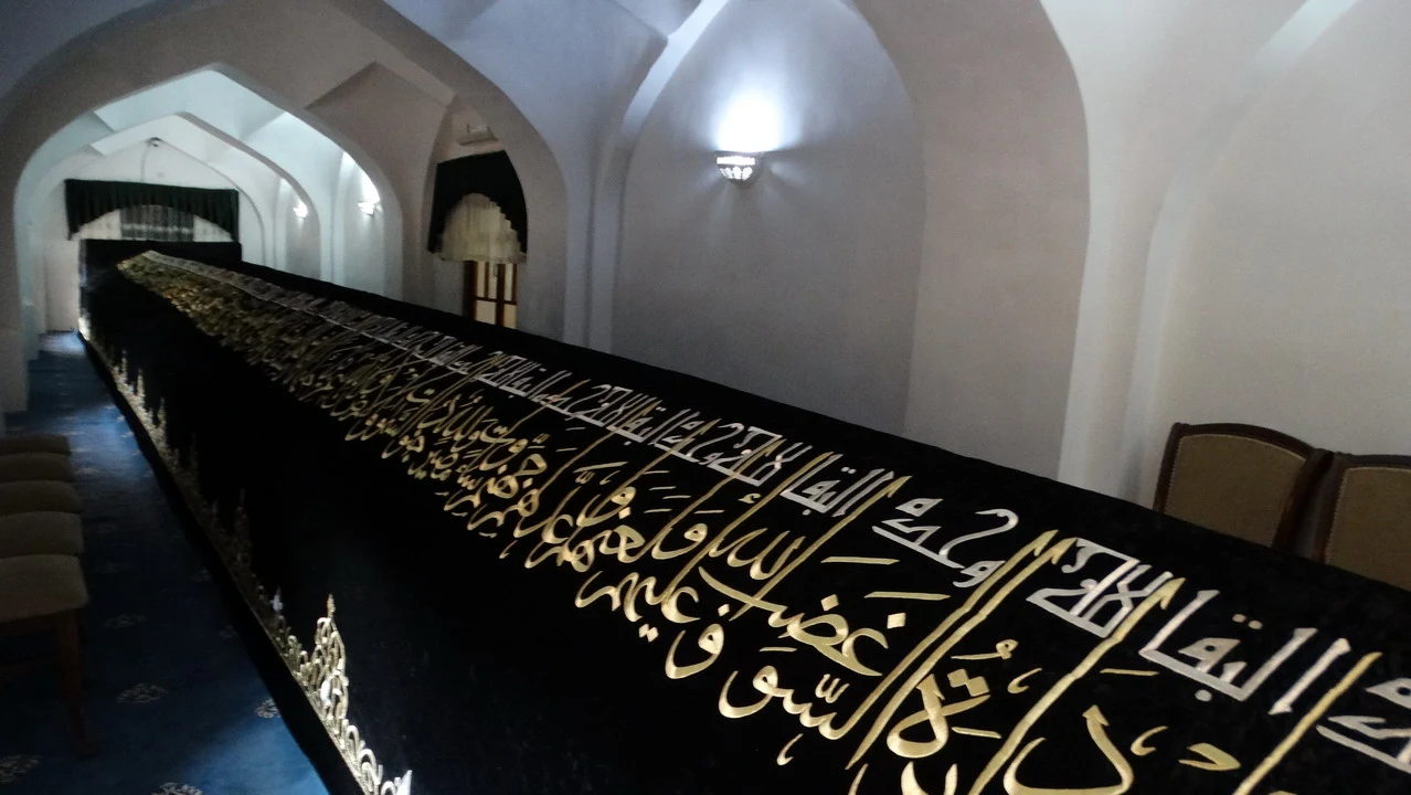 Interni di una moschea con decorazioni calligrafiche elaborate.