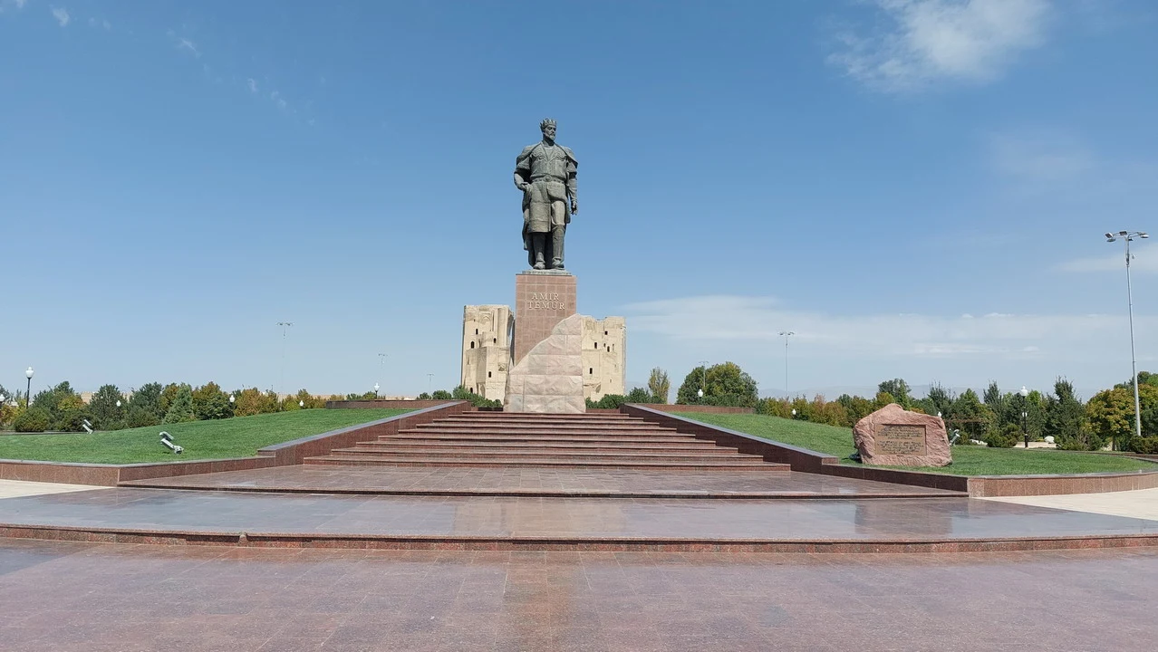 Statua di Shahrisabz Tamerlan nel contesto del paesaggio dell'Asia Centrale.