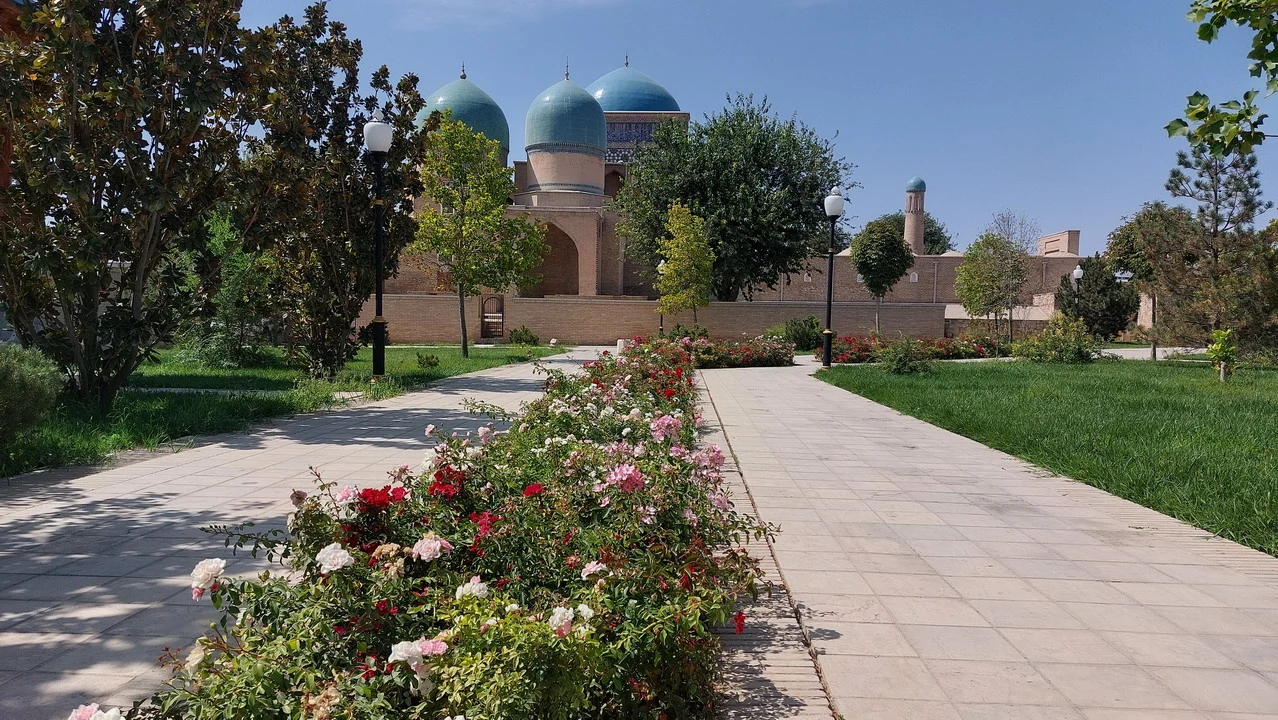 Moschea con cupole verdi in un parco.