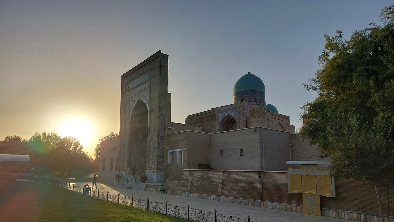 Vista del mausoleo di Shah-i-Zinda al tramonto in Asia Centrale.