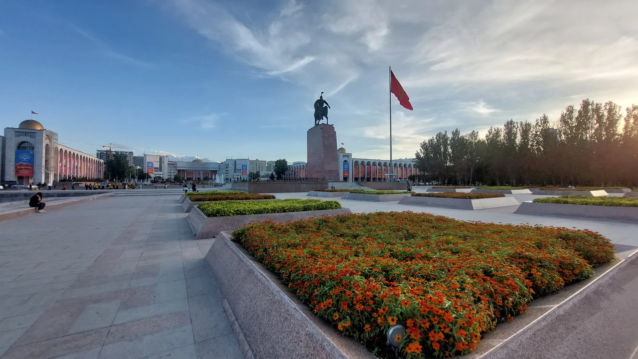 La statua di Manas si trova nella piazza Ala-Too a Bishkek.