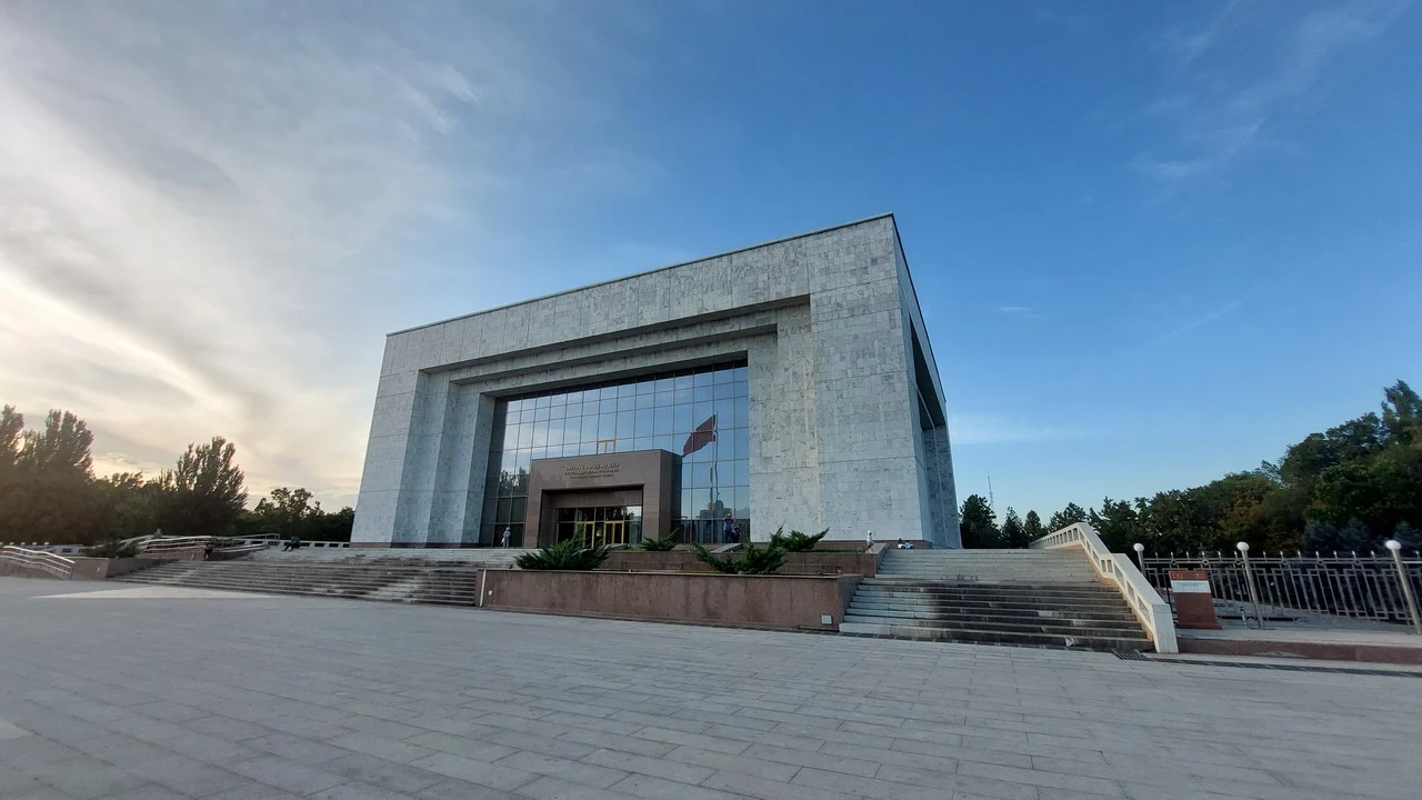 Vista esterna del Museo storico di Bishkek in Asia Centrale. Vista esterna del Museo storico di Bishkek in Asia Centrale.