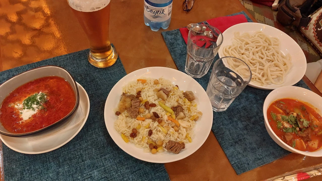 Un pasto tradizionale con diversi piatti serviti su un tavolo in un ristorante.