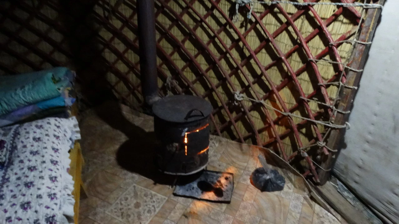Un campo da campo con un fuoco acceso all'interno di una struttura rustica.