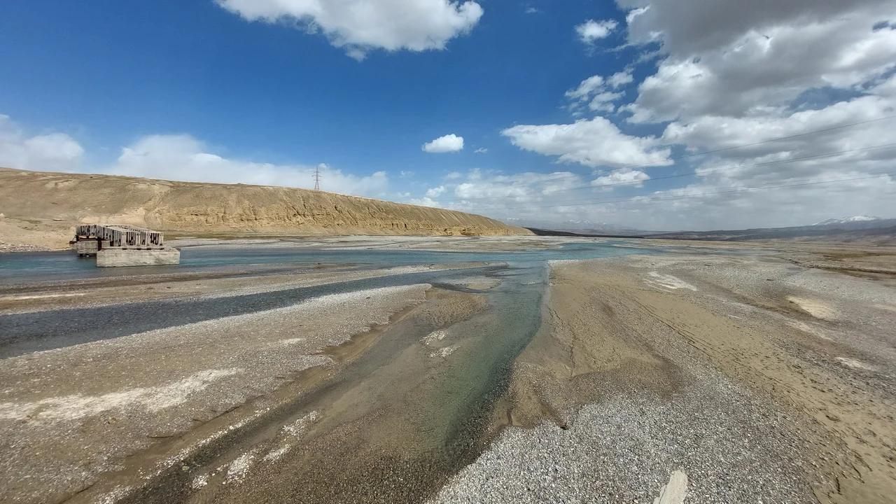 Un fiume scorre attraverso un paesaggio arido e collinare dell'Asia Centrale. Un fiume scorre attraverso un paesaggio arido e collinare dell'Asia Centrale.