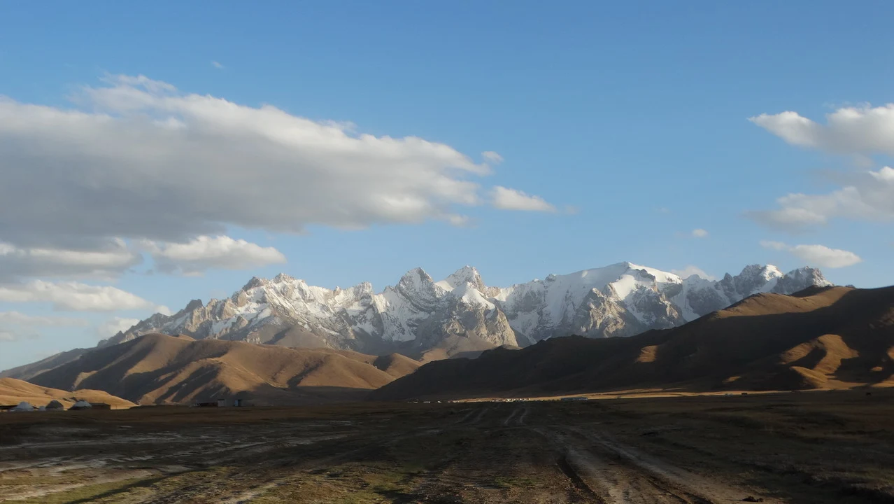 Montagne innevate e paesaggio arido in Asia Centrale.