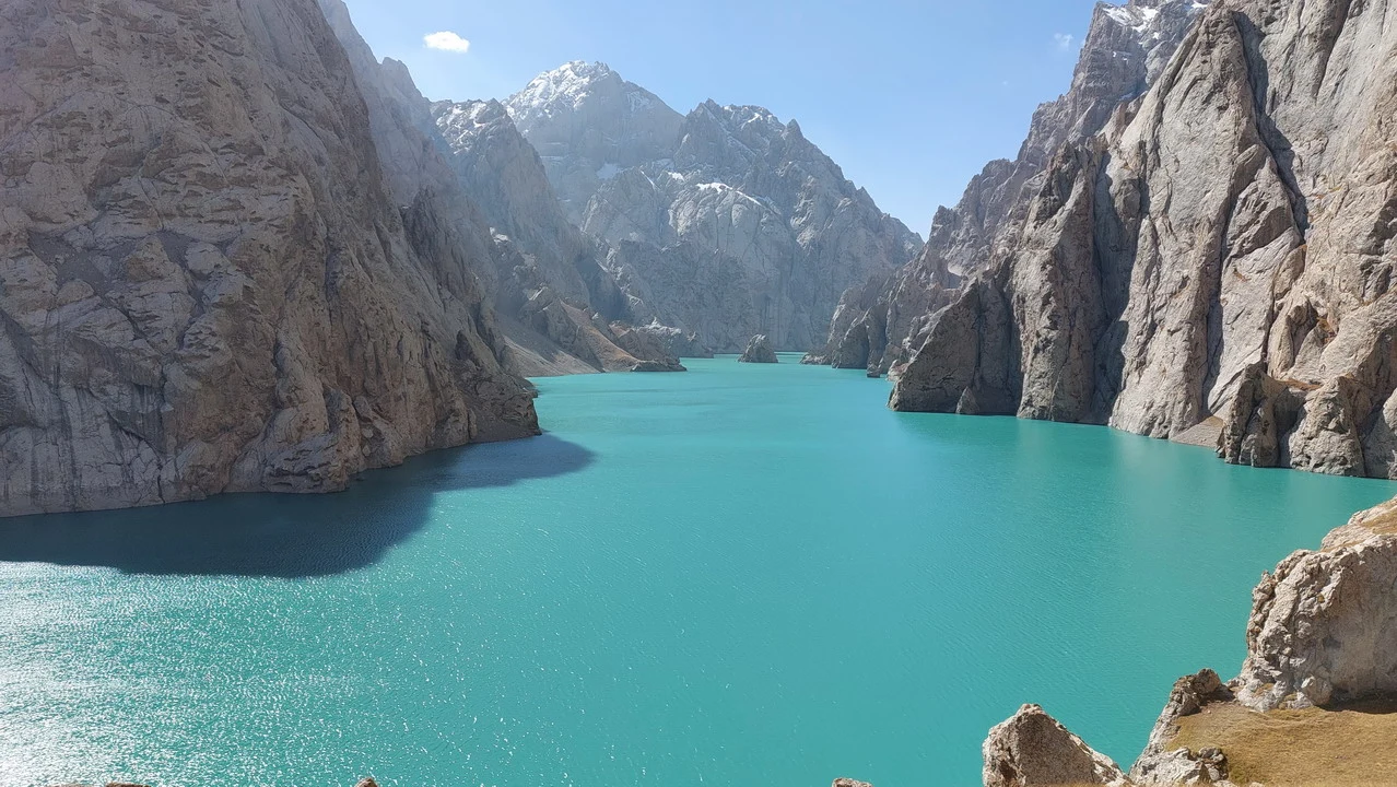Un lago turchese si trova nel mezzo di un profondo canyon montano. Un lago turchese si trova nel mezzo di un profondo canyon montano.