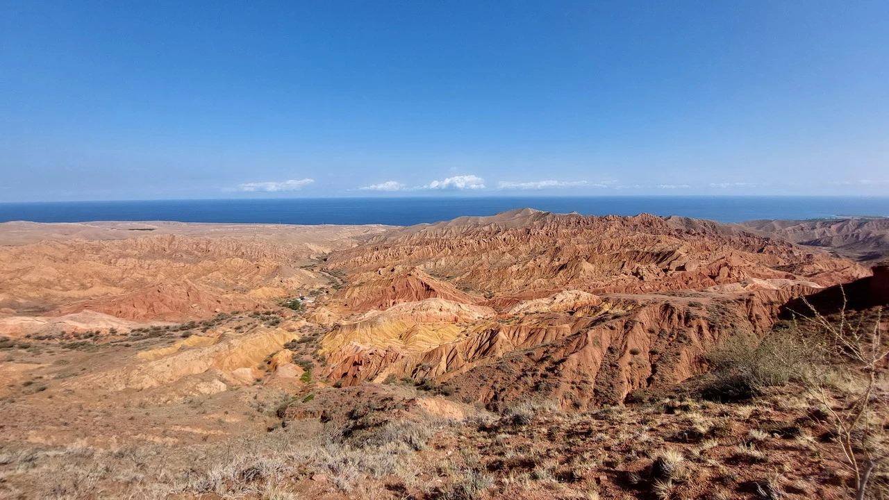 Paesaggio desertico e roccioso lungo la costa in Asia Centrale.