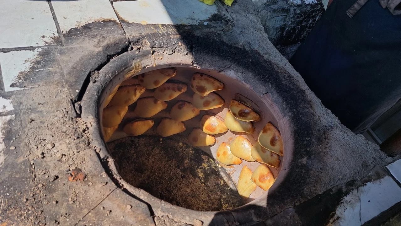 Pane al forno in cottura in un forno a legna rurale.