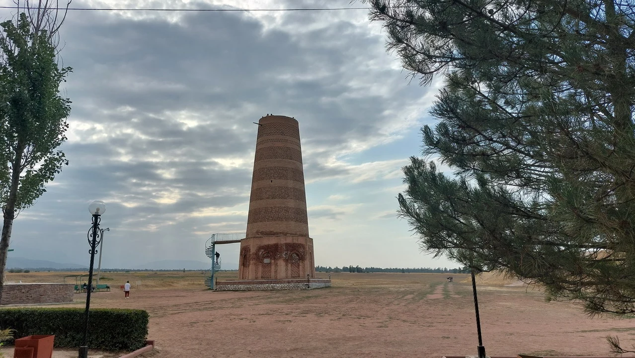 Una torre di mattoni in mattoni si staglia nel paesaggio aspro dell'Asia Centrale.