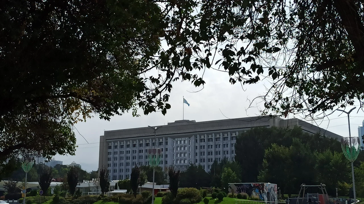 Vista aerea di un edificio governativo in una città dell'Asia Centrale.