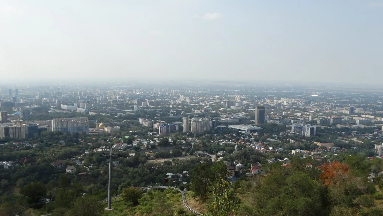Una vista panoramica della città con un paesaggio collinare in primo piano.