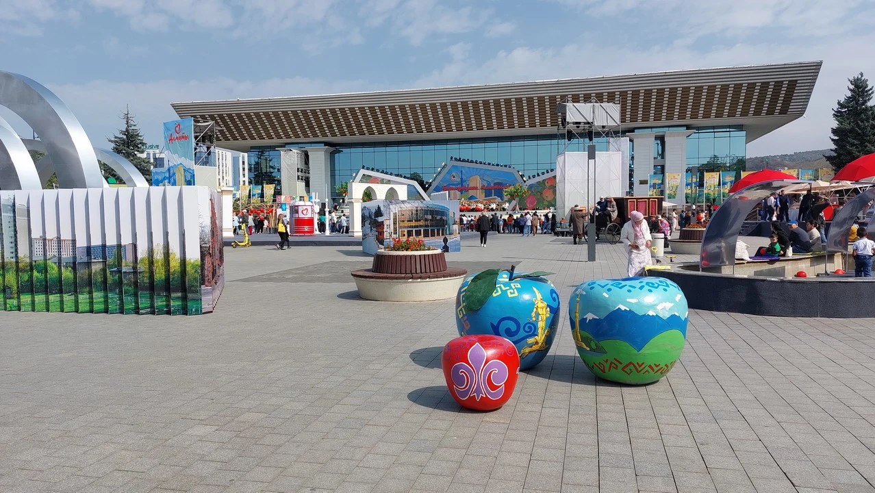Una piazza ampia e moderna con elementi decorativi colorati in una città dell'Asia Centrale. Una piazza ampia e moderna con elementi decorativi colorati in una città dell'Asia Centrale.
