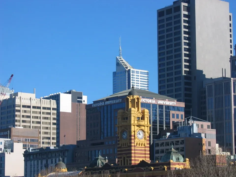 Vista del panorama della città di Melbourne con edifici universitari.