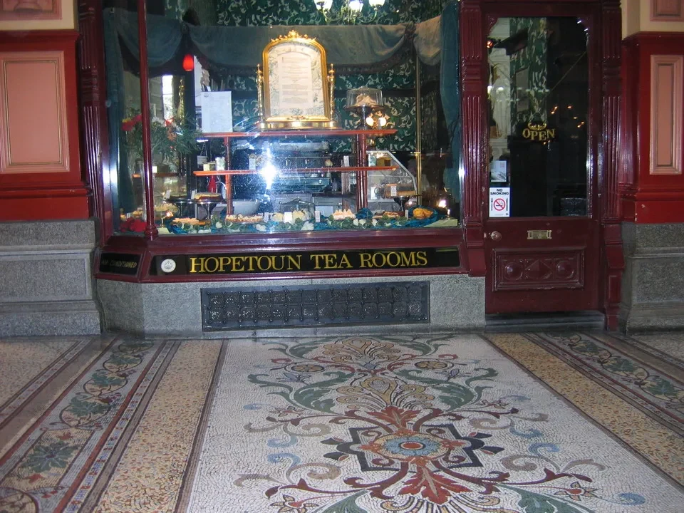 Interni di una sala da tè tradizionale con decorazioni elaborate.
